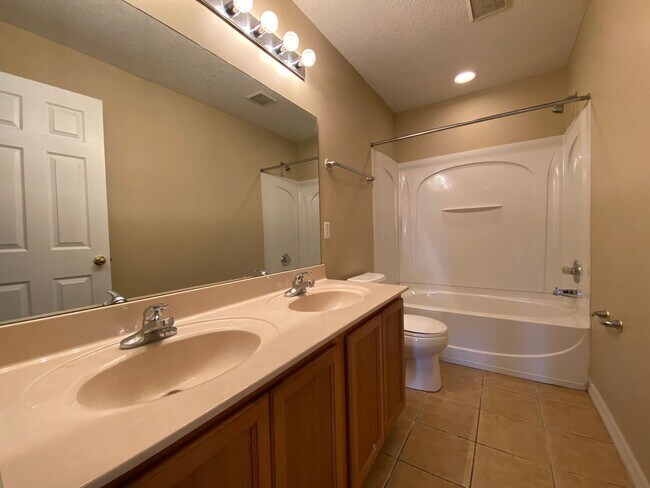 Building Photo - Oversized 3 BD / 2.5 BA with Loft