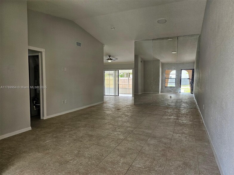 Building Photo - 6455 SW 135th Ave