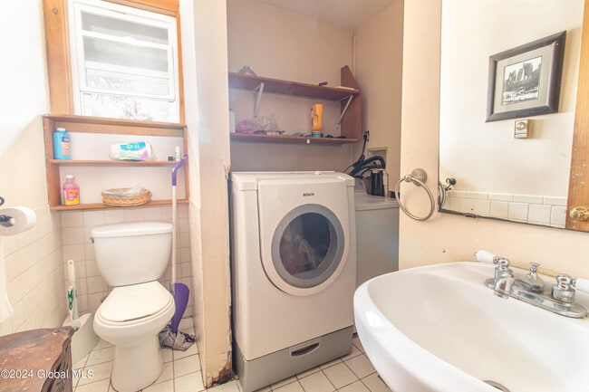 Building Photo - 99 1/2 Walworth St