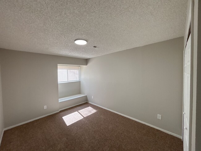 Building Photo - 1326 Holland Park Blvd