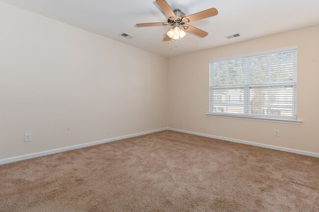 Building Photo - Amazing home in quiet and established neighborhood