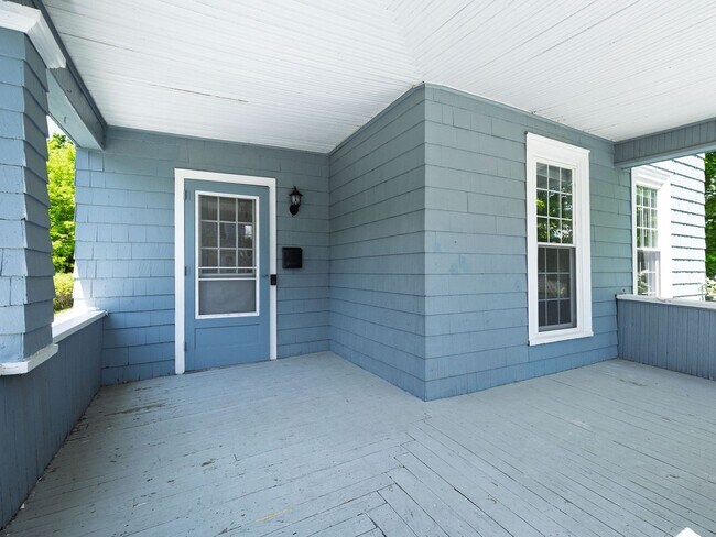 Building Photo - Charming and spacious 4-bedroom, 2 full ba...