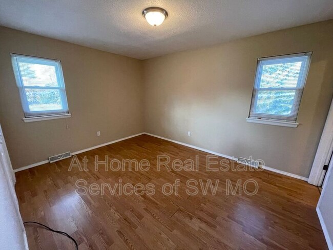 Building Photo - 1125 S Lone Pine Ave