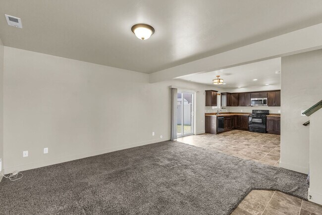 Building Photo - 4 Bedroom 3 Bathroom Home in Springville!