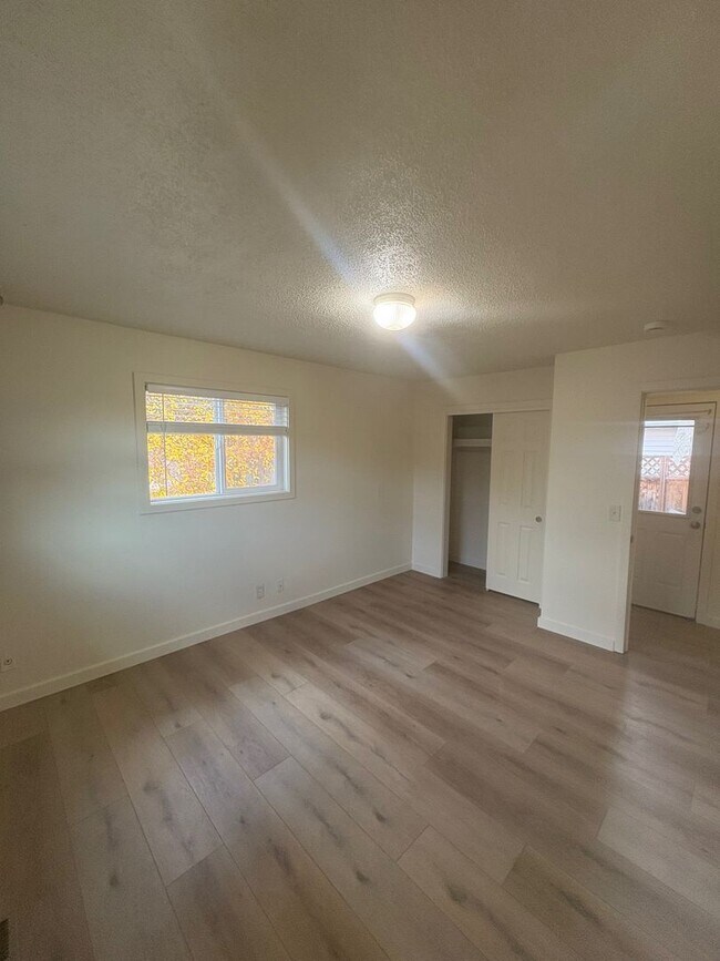 Building Photo - sim614/616