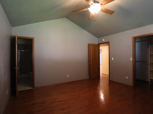 Building Photo - NEW PRICE - GREAT HOME - Single Family Home in Germantown Hills with Pool 3 BR / 4BA