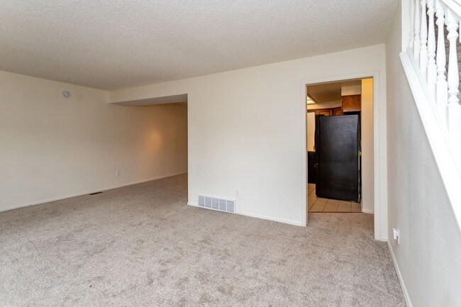 Building Photo - Beautifully Maintained Townhome with Fantastic Amenities