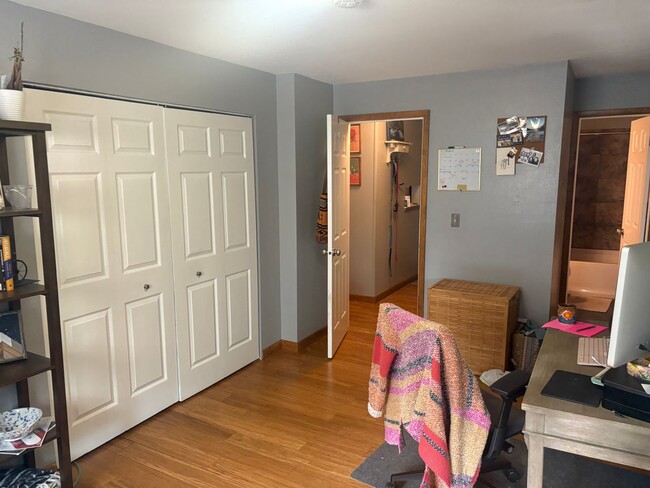 Building Photo - Bright and Sunny 2-Bedroom/2-Bathroom for ...