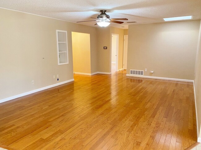 Building Photo - Adorable and Freshly painted Edgecliff Village 3 Bed 2 Bath!!