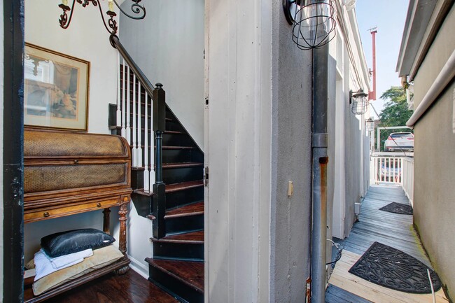 Building Photo - 342 King St