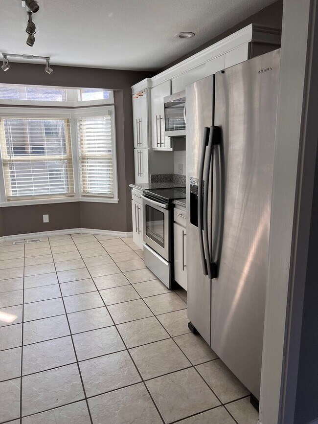 Building Photo - Beautiful 2+ Bedroom, 4 Level Townhome Wit...