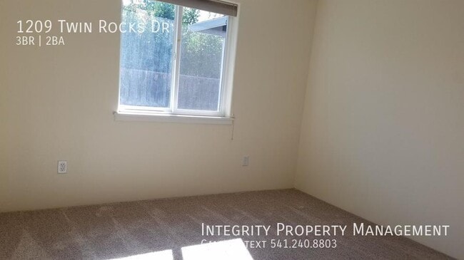 Building Photo - 1209 Twin Rocks Dr