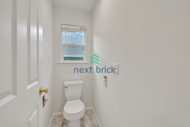 Building Photo - 4 Bed 2.5 Bath Single-family House Availab...