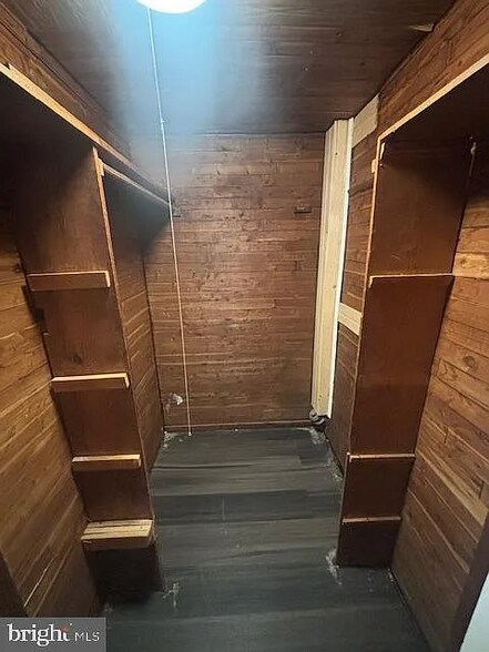 Building Photo - 1300 N Kenwood Ave