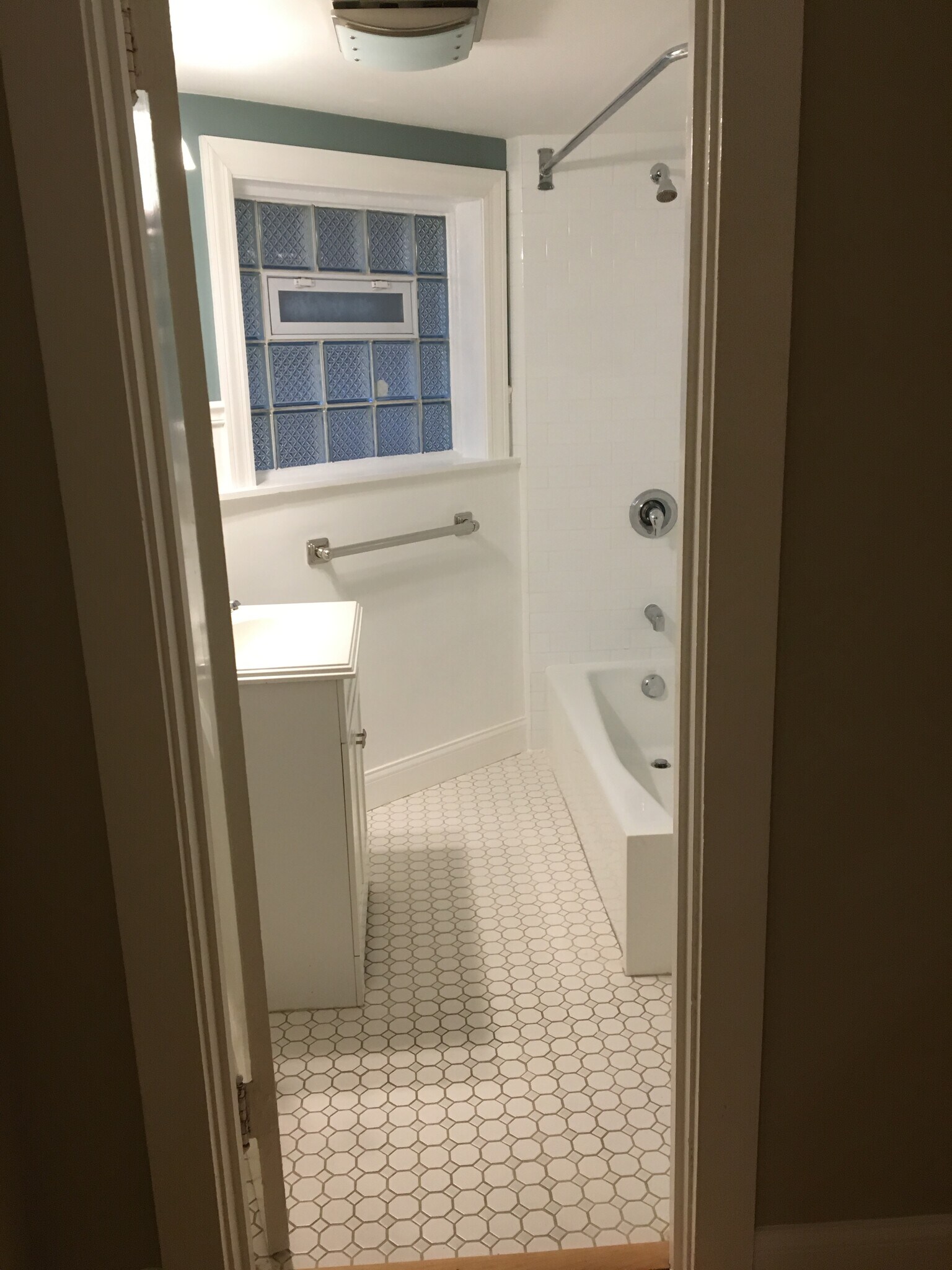 Bath - 1419 W Balmoral Ave