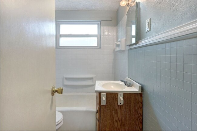 Building Photo - Carriage House apartment, near downtown, w...