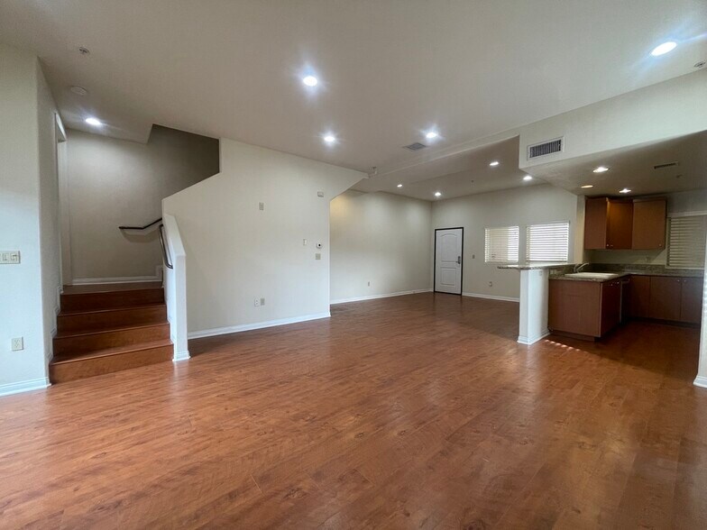 Building Photo - 15024 Magnolia Blvd