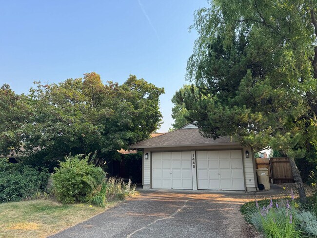 Building Photo - 1440 NW Meadowgreen Pl