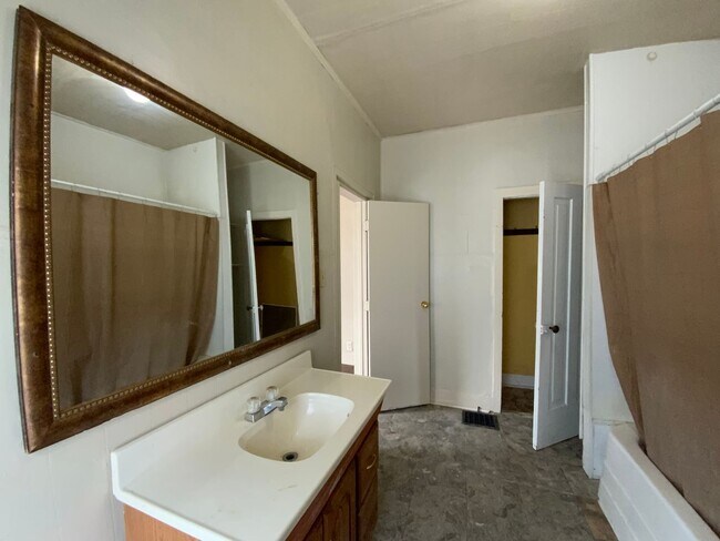 Building Photo - 3-Bedroom, 1-Bathroom Home – $950/Month - MISHAWAKA