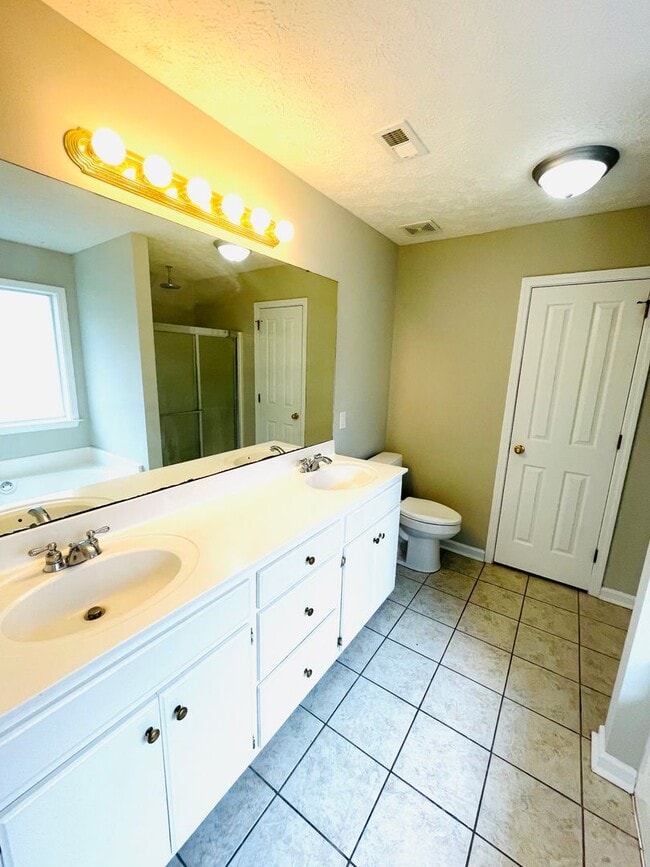 Building Photo - ** 3 Bed 2 Bath located in Millbrook ** Ca...