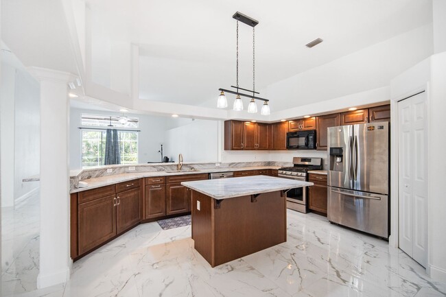 Building Photo - Enjoy the luxury living in Kingshyre, a hi...