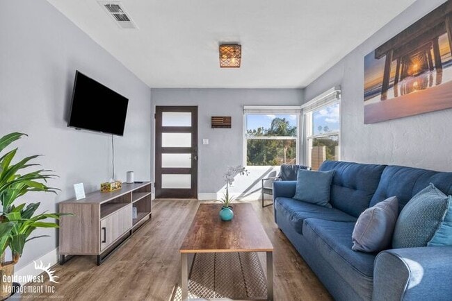 Building Photo - Charming 2Bdm 1Ba upstairs Unit in North P...