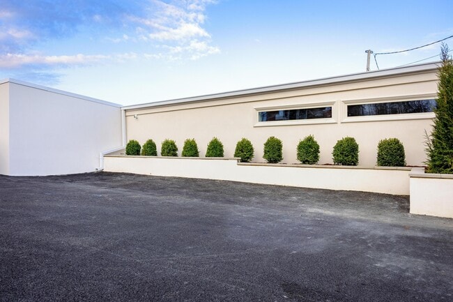 Building Photo - 265 Trunk St NE