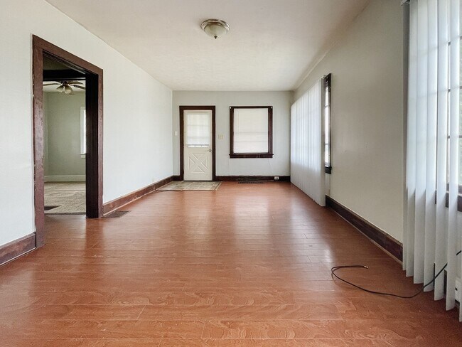 Building Photo - Pet-Friendly 2 Bedroom Home Near Downtown Muncie! W/D Hookups!