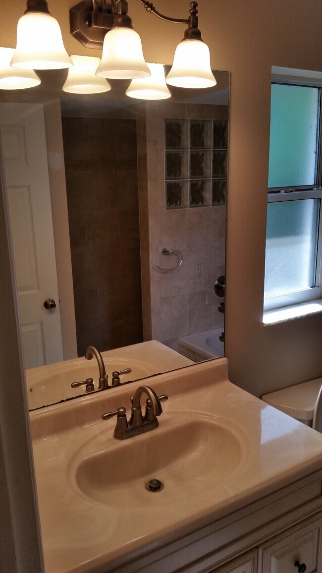 Building Photo - 3 Bed / 2 Bath Home in Venice - Rent with ...