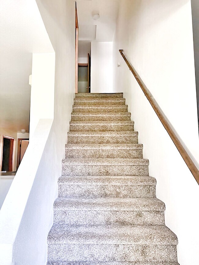 Building Photo - Charming 2 bedroom 1 bath townhome available!