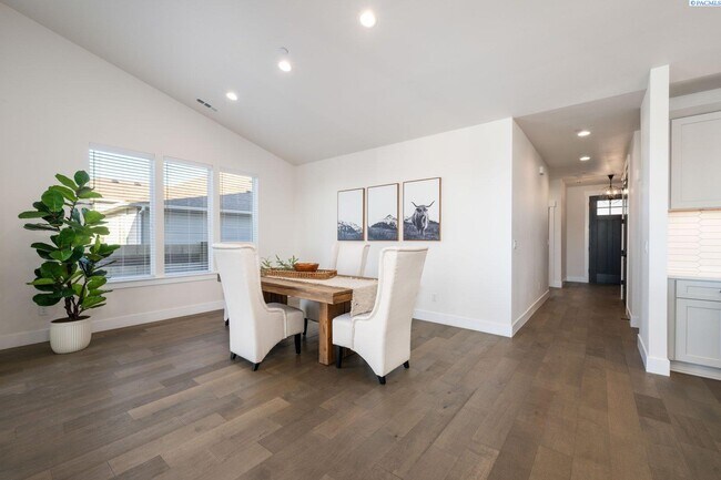 Building Photo - Generational suite w/separate entrance!