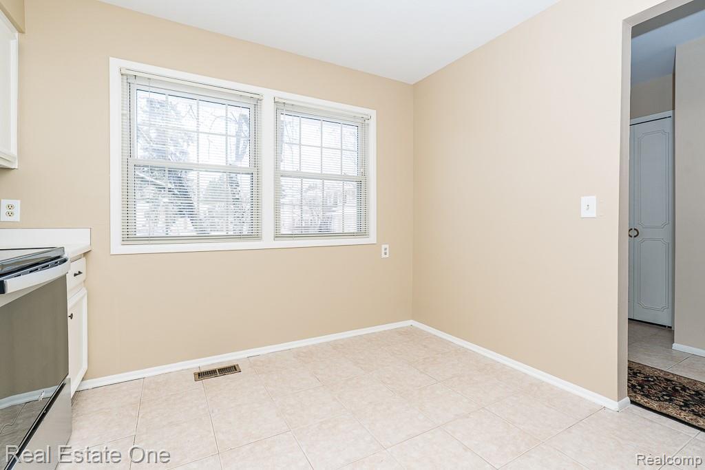 Building Photo - 5075 Buckingham