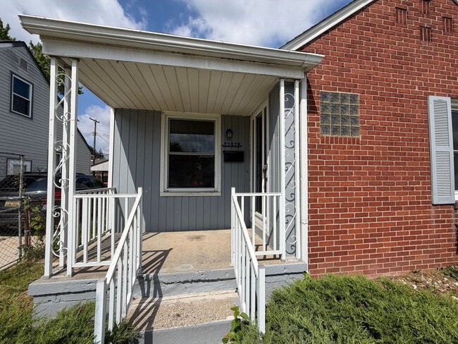 Building Photo - 3bd Bungalow w/basement