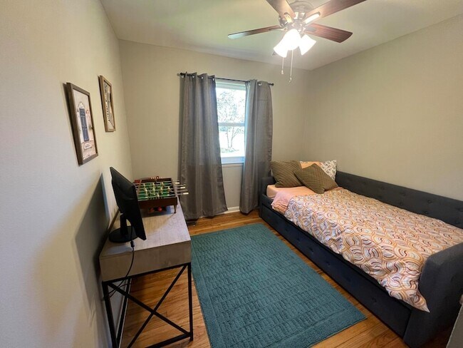 Building Photo - 8429 Daisy Dallas Rd