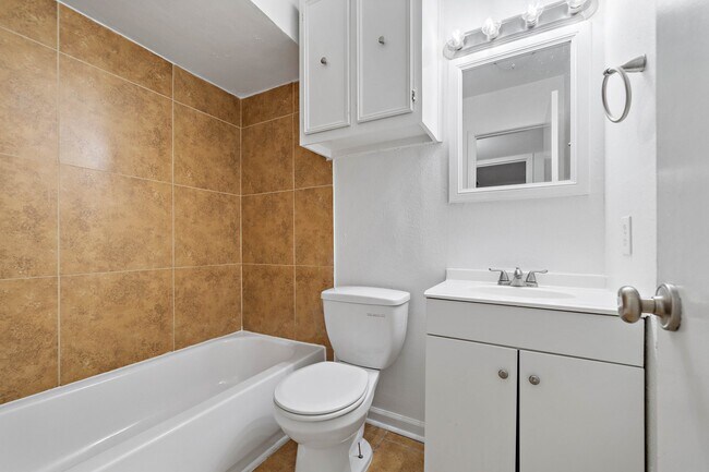 Building Photo - 711 Holiday Dr