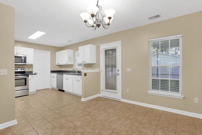 Building Photo - 3 bedroom 2 1/2 bath with loft