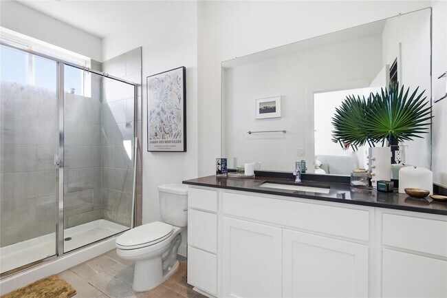 Building Photo - 814 N Bluff Dr