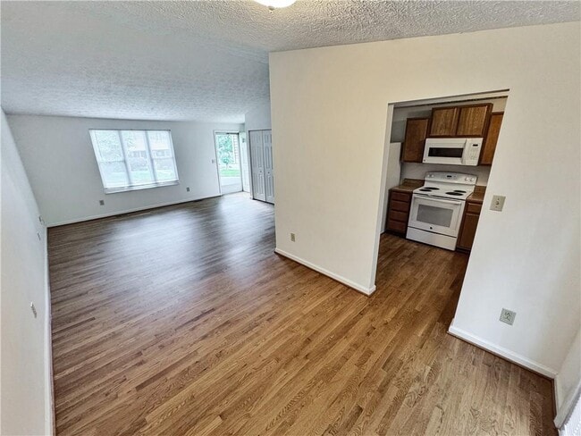 Building Photo - 100 Roswell Farms Ct