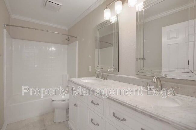 Building Photo - 29880 Pinehurst Dr