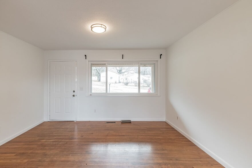 Building Photo - 1737 E 5th St