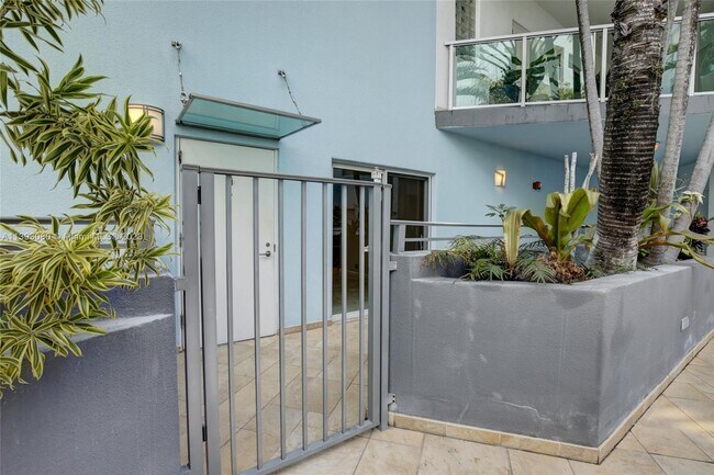 Building Photo - 2699 Tigertail Ave