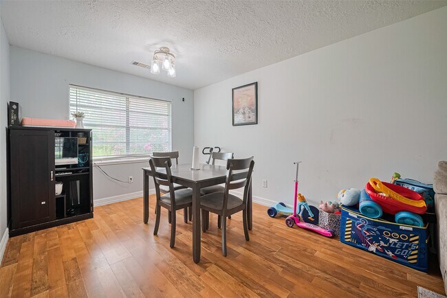 Building Photo - 13351 Oak Leaf Ln
