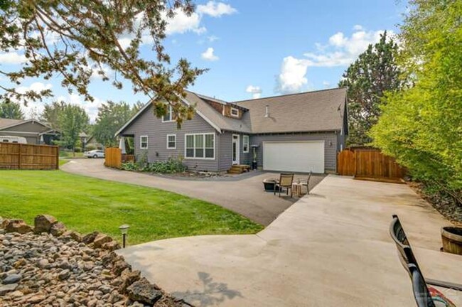 Building Photo - Beautiful Bend Home with Large Bonus Room ...