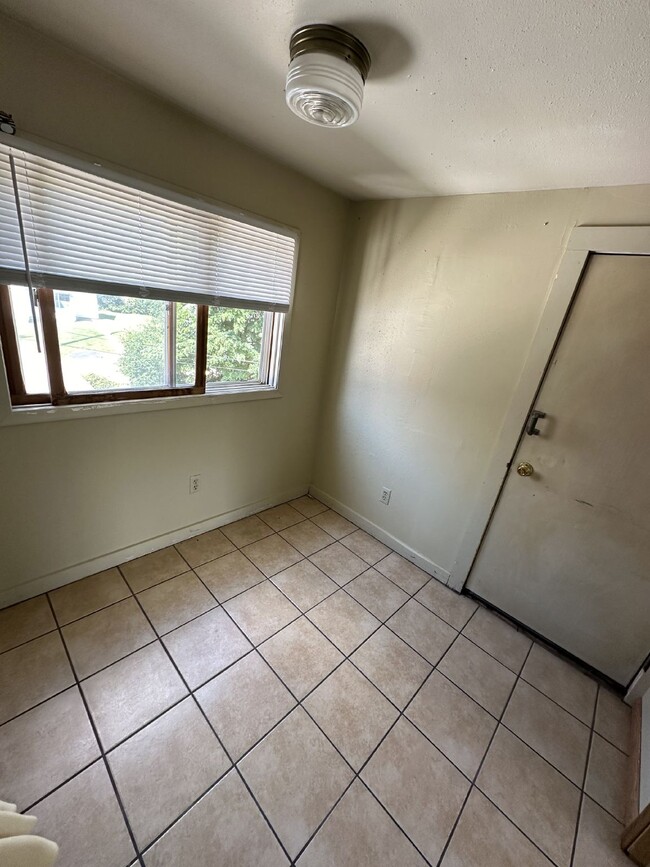 Building Photo - NO SECURITY DEPOSITS Great 3 Bed 1 Bath du...