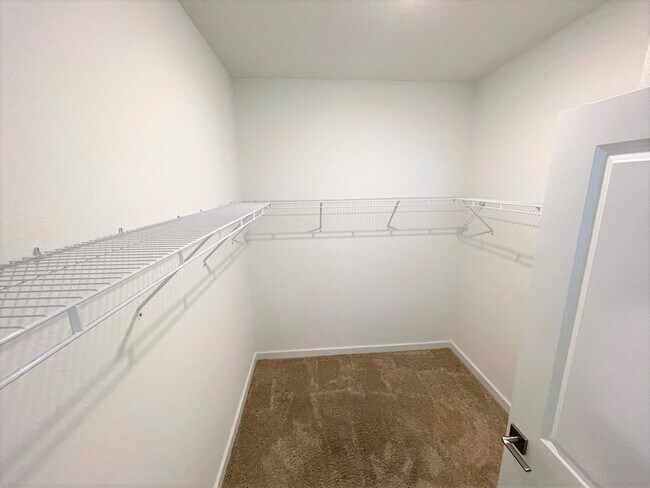 Building Photo - 2951 NE Breezeway Cir