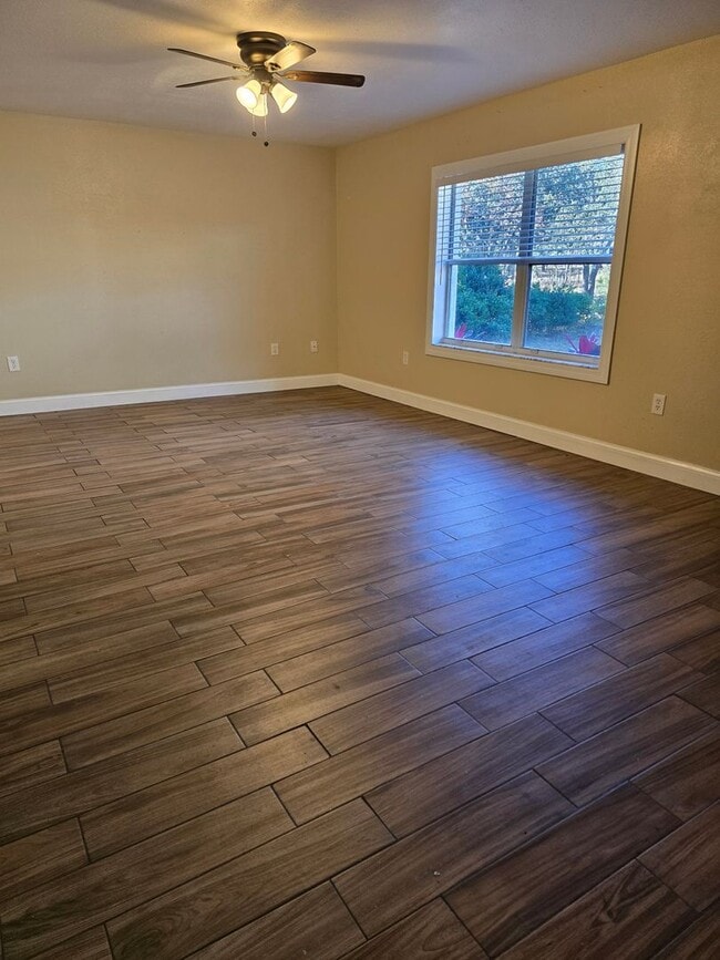 Building Photo - Gorgeous 3/2/1 on Large Property