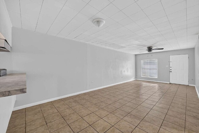Building Photo - 1120 Valley View Dr