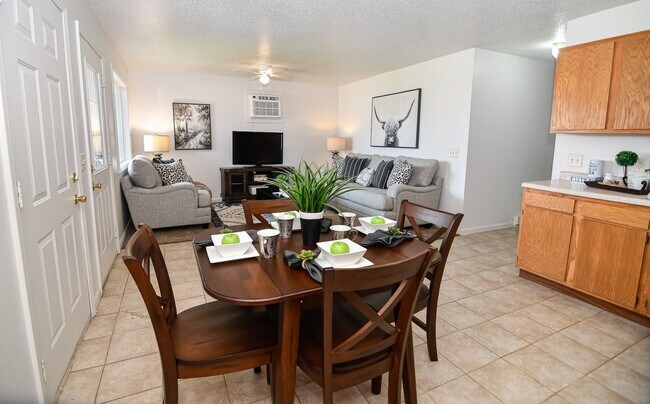 Building Photo - 3 Bedroom, Single-story Townhomes for rent in Marshalltown, IA