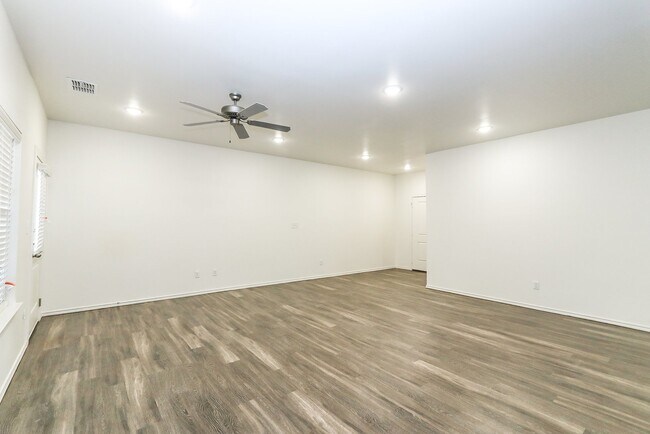 Building Photo - Beautiful Townhome