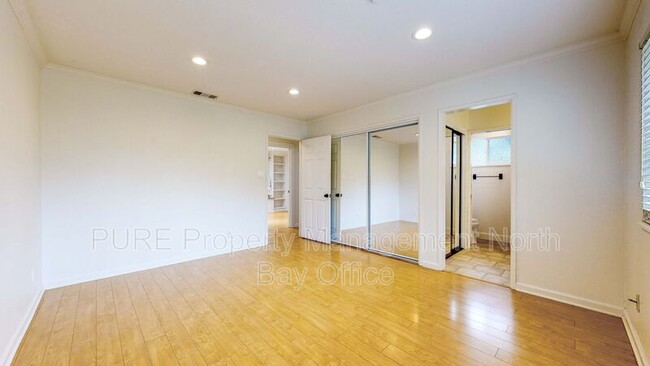 Building Photo - 3225 Meadow Glen Dr